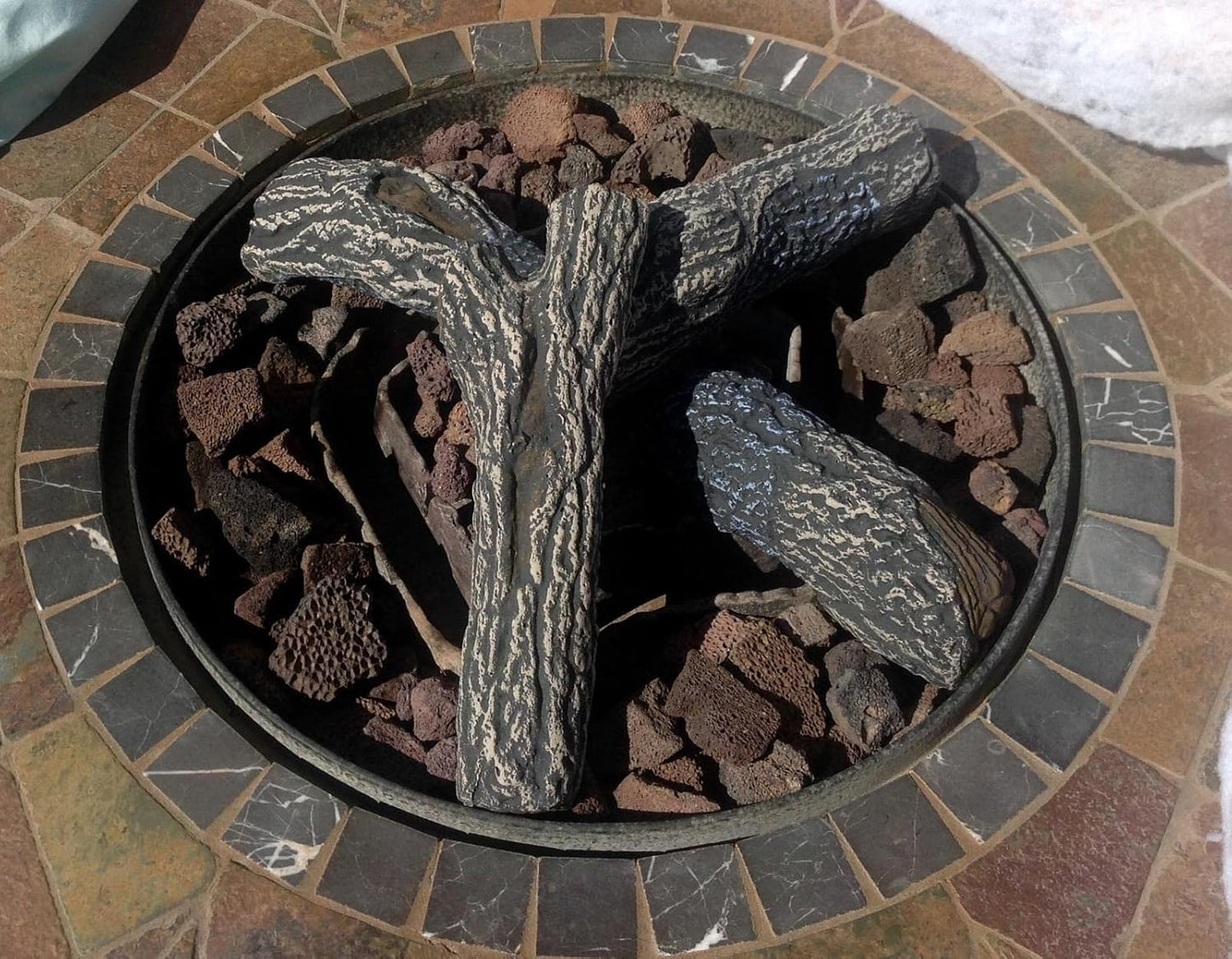 Uniflame Lava Rock and Log Kit for Propane Gas Fire Pits, Decorative Outdoor Set (Like New)